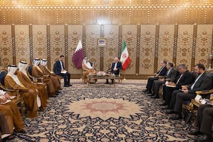 El primer ministro y canciller qatarí, jeque Mohammed bin Abdulrahman bin Jassim Al-Thani, durante una reunión con el presidente del Parlamento iraní, Mohammad Bagher Ghalibaf, en Teherán