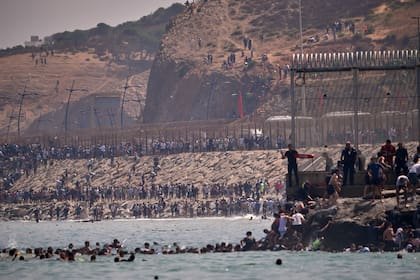 La crisis comenzó el jueves tras el cruce de al menos 50.000 personas