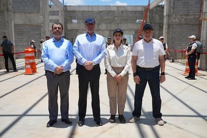 La presidenta de Costa Rica, Laura Fernández, en el sitio de construcción del Centro de Alta Contención de la Criminalidad Organizada (CACCO), en Alajuela