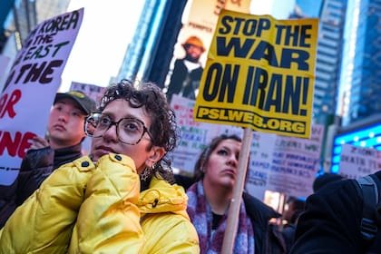 Personas marchan durante una protesta contra la guerra de Estados Unidos e Israel con Irán y contra el conflicto en el Líbano, en Nueva York