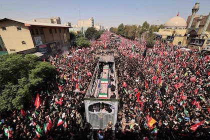 Personas se congregan en una calle durante el cortejo fúnebre del fallecido líder supremo de Irán, Ali Khamenei, en Teherán