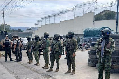 Policías y militares hacen guardia frente a una prisión en Esmeraldas, Ecuador