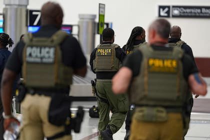 Un operativo con agentes de ICE en el aeropuerto internacional de Atlanta.