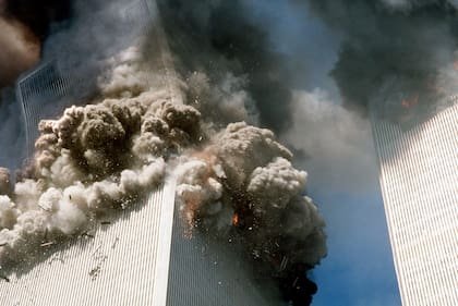 La torre sur del World Trade Center, a la izquierda, comienza a derrumbarse