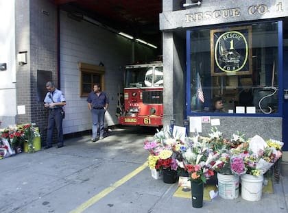 A raíz del ataque terrorista en el World Trade Center el martes, los bomberos de Rescue Co. 1 en el centro de Manhattan están rodeados de flores