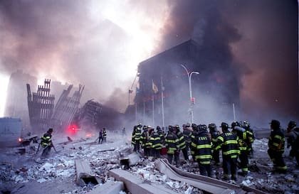 Bomberos en medio de los escombros del World Trade Center