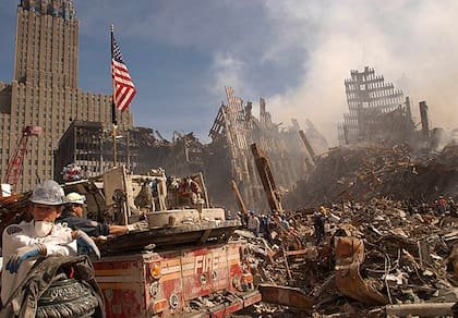 Bomberos y los trabajadores de búsqueda y rescate urbanos luchan contra incendios sin llama mientras buscan sobrevivientes en las ruinas del World Trade Center en Nueva York el 13 de septiembre de 2001