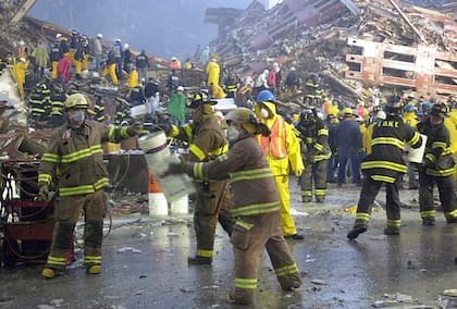 Bomberos y personal de rescate trabajan en la base del World Trade Center el 14 de septiembre de 2001, en Nueva York