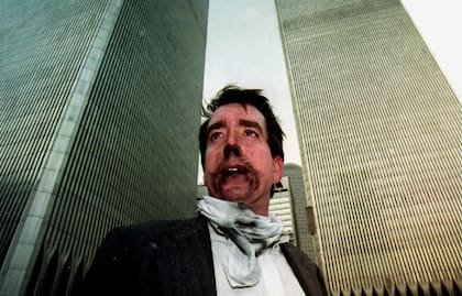 Brian Rolchford parado afuera del World Trade Center después de caminar desde el piso 105