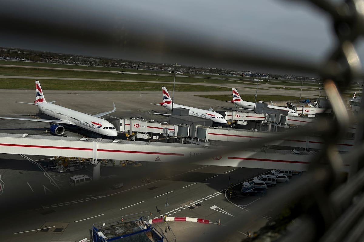 Al menos nueve aeropuertos del Reino Unido suspendieron sus vuelos de salida por un fallo técnico