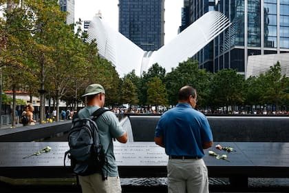 El agua cae por los cuatro lados de las enormes piletas del Memorial, mientras los nombres de las víctimas rodean sus bordes