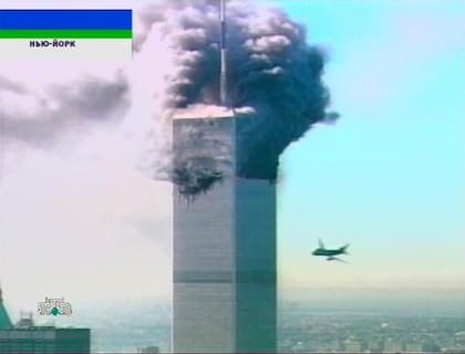 El canal de televisión ruso NTV muestra un avión que se estrella contra el World Trade Center en Nueva York, el 11 de septiembre de 2001