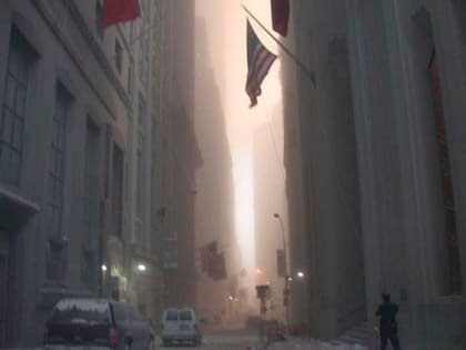 El humo llena el aire el martes 11 de septiembre de 2001 después de los ataques a las torres del World Trade Center