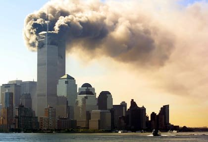 El humo sale de los pisos superiores de las torres del World Trade Center el 11 de septiembre de 2001 en la ciudad de Nueva York