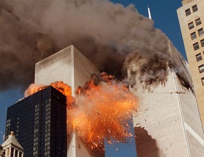 El humo sale de una de las torres del World Trade Center y las llamas y los escombros explotan desde la segunda torre
