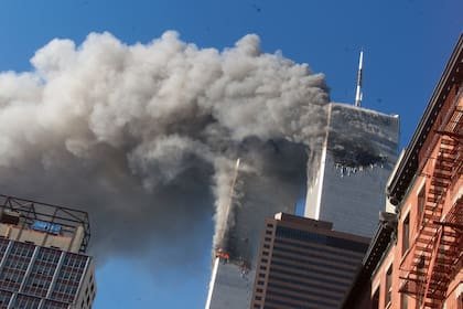 El humo se eleva desde las Torres Gemelas en llamas del World Trade Center