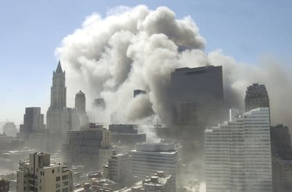 El humo se eleva hacia el cielo tras el colapso de la torre del World Trade Center el martes 11 de septiembre de 2001 en Nueva York