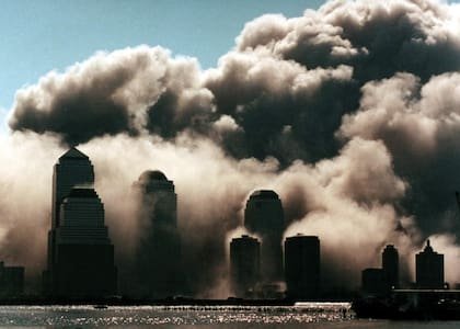 El humo se eleva sobre el centro de Manhattan después de que la segunda torre del World Trade Center se derrumba 