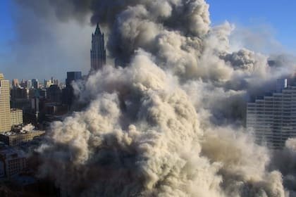 El humo se eleva tras el derrumbe de los edificios del World Trade Center, vistos desde el oeste y enmarcando el edificio Woolworth a lo lejos