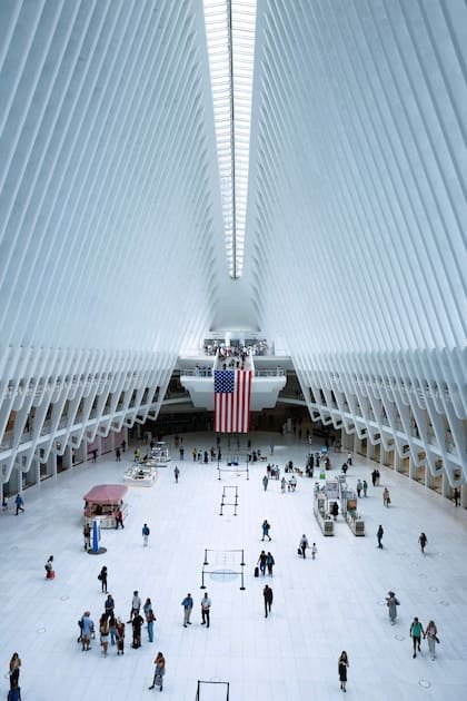 El interior del Oculus, diseñado por el arquitecto español Santiago Calatrava, sorprende por su amplitud y luminosidad. Una estructura de acero blanco forma una sucesión de costillas que se elevan hacia el techo y enmarcan el gran salón central del World Trade Center