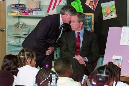 El jefe de gabinete de la Casa Blanca, Andrew Card, le susurra al oído al presidente George W. Bush que se estrelló un avión contra el World Trade Center, durante una visita al Escuela Primaria Emma E. Booker en Sarasota, Florida