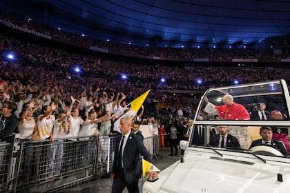 El papa León XIV saluda a los fieles desde el papamóvil a su llegada al estadio Stade de France, en Saint-Denis, en las afueras de París