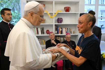 El papa León XIV visita el centro Maison Bakhita de Acompañamiento e Integración Social, que recibe y brinda apoyo a migrantes, durante su viaje apostólico a Francia