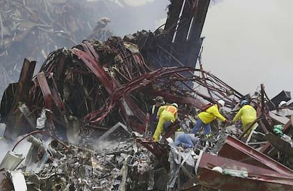 El personal de rescate trabaja junto a vigas retorcidas en la base del World Trade Center el 14 de septiembre de 2001 en Nueva York