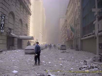 El polvo y los escombros cubren el suelo y nublan el aire cerca del lugar del ataque terrorista en el World Trade Center en Nueva York