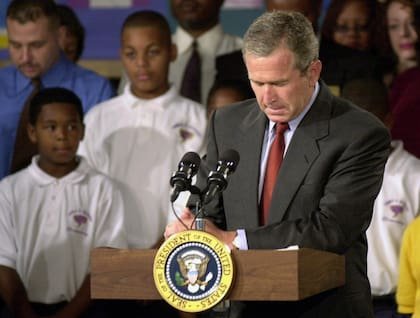 El presidente Bush hace una breve declaración en Sarasota, Florida, el martes 11 de septiembre de 2001 por la mañana, en relación con el ataque terrorista al World Trade Center