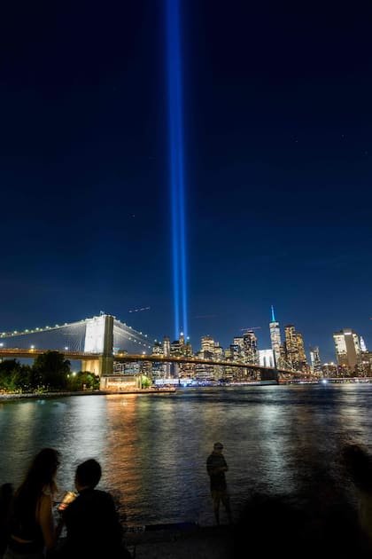 El "Tribute in Light" (Tributo en Luz) sobre el horizonte que abarca el puente de Brooklyn, el Bajo Manhattan y el One World Trade Center. La instalación artística podrá verse en un radio de aproximadamente 96 km alrededor del Bajo Manhattan, desde el anochecer del 11 de septiembre hasta el amanecer del 12 de septiembre