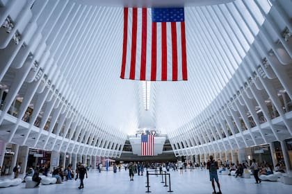 En el interior del Oculus, una enorme estructura blanca se eleva sobre el salón central. Las costillas de acero convergen hacia lo alto, mientras una gran abertura en el techo permite el ingreso de luz natural y resalta las formas geométricas del edificio