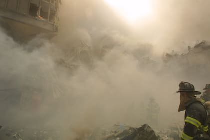 Equipos de emergencia trabajan para rescatar a sobrevivientes entre los escombros del World Trade Center derrumbado, en Nueva York, el 11 de septiembre de 2001