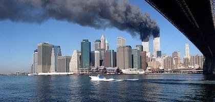 Humo sale de las torres del World Trade Center en Nueva York, el martes 11 de septiembre de 2001