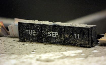 La fecha de los ataques terroristas en el World Trade Center se muestra en un calendario cubierto de cenizas en un mostrador en el banco Chase Manhattan en Broadway 
