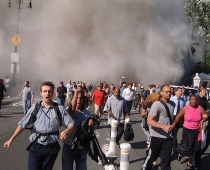 La gente corre para ponerse a salvo cuando la primera torre del World Trade Center se derrumba