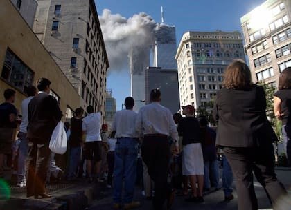 La gente en el bajo Manhattan ven salir el humo del World Trade Center