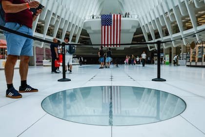 La incrustación conocida como “Wedge of Light” (Cuña de luz), que marca las 10:28 a. m. —la hora en que se derrumbó la Torre Norte el 11 de septiembre de 2001—, se observa en el interior del Oculus del World Trade Center