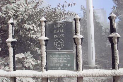 La reja del Ayuntamiento de Nueva York aparece cubierta de ceniza, similar a la nieve, después del derrumbe del World Trade Center el 11 de septiembre de 2001