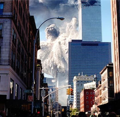 La torre sur del World Trade Center se derrumba enviando polvo y humo a las calles