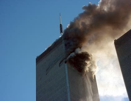 La Torre Uno arroja humo y llamas después de la primera explosión en el World Center de Nueva York