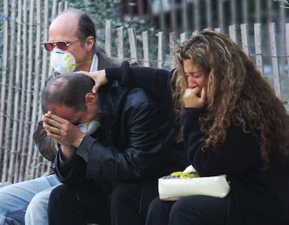 Las personas se consuelan cerca del sitio del World Trade Center en Nueva York