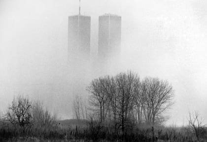 Las Torres Gemelas del World Trade Center se alzan sobre la niebla que cubre el puerto de Nueva York, vistas desde el Liberty State Park en Nueva Jersey, el 31 de diciembre de 1994