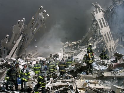 Los bomberos se abren paso a través de los escombros del World Trade Center 