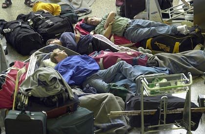 Los miembros del equipo de hockey sobre hielo de la Universidad de Toronto en Canadá duermen el 12 de septiembre de 2001 en el suelo rodeados de su equipaje en el aeropuerto de Frankfurt. Todos los vuelos con destino a Estados Unidos fueron cancelados tras los ataques terroristas contra el World Trade Center y el Pentágono el 11 de septiembre de 2001