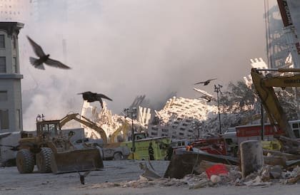 Los pájaros sobrevuelan los escombros de las torres del World Trade Center en Nueva York, el jueves 13 de septiembre de 2001
