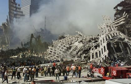 
Los rescatistas continúan su búsqueda mientras el humo se eleva entre los escombros del World Trade Center, el jueves 13 de septiembre de 2001, en Nueva York