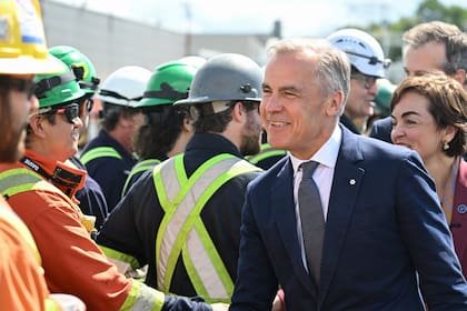 Mark Carney visita a trabajadores del astillero Davie en Levis, Quebec, el 24 de agosto de 2026