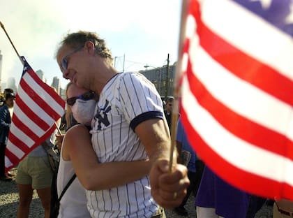 Mary Heath Johnson y Kenneth Veltz alientan a los rescatistas que trabajan en la búsqueda de sobrevivientes del World Trade Center en Nueva York