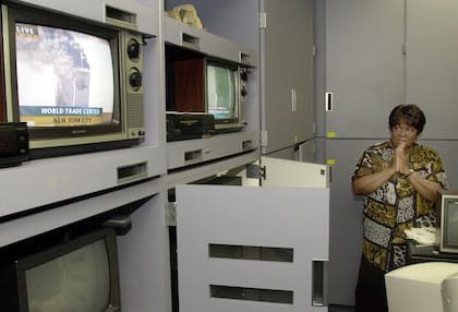 Naomi Jones, ve informes de televisión en el centro de medios de la Escuela Primaria Emma Booker en Sarasota, Florida, el martes 11 de septiembre de 2001